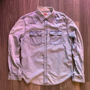 Levi’s medium 100% cotton button up. Snap buttons, soft and light weight.